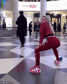 hot chick gif|Twerking GIFs .